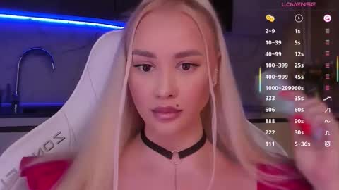 Snapshot of blond_diamond chatting on February 11, 3:55 am Lana online show from February 11, 3:55 am