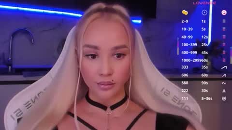 Snapshot of blond_diamond chatting on February 18, 5:25 am Lana online show from February 18, 5:25 am