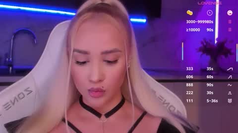 Snapshot of blond_diamond chatting on February 21, 2:34 am Lana online show from February 21, 2:34 am