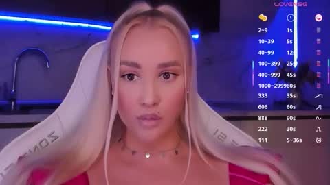 Snapshot of blond_diamond chatting on February 22, 2:34 am Lana online show from February 22, 2:34 am