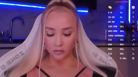 Snapshot of blond_diamond chatting on February 25, 7:51 am Lana online show from February 25, 7:51 am