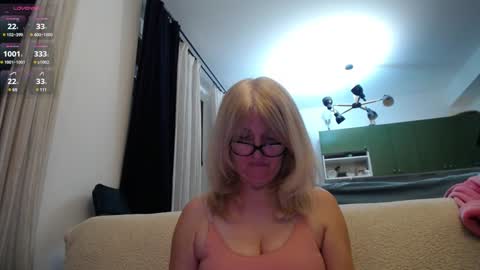 Snapshot of blond_woman chatting on January 17, 8:33 pm Karina online show from January 17, 8:33 pm