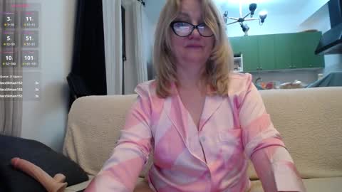 Snapshot of blond_woman chatting on January 27, 8:28 pm Karina online show from January 27, 8:28 pm