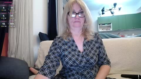 Snapshot of blond_woman chatting on January 28, 9:19 pm Karina online show from January 28, 9:19 pm