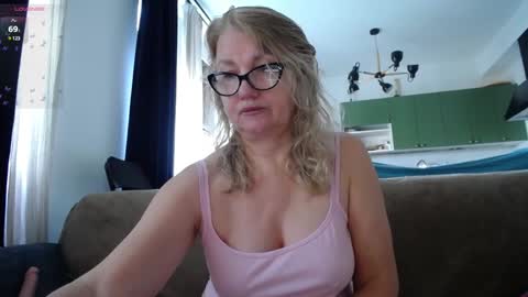 Snapshot of blond_woman chatting on February 8, 11:44 am Karina online show from February 8, 11:44 am