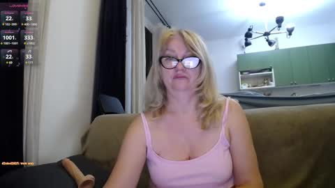 Snapshot of blond_woman chatting on February 16, 12:19 am Karina online show from February 16, 12:19 am