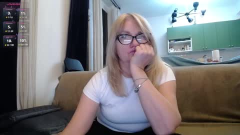 Snapshot of blond_woman chatting on February 18, 8:25 pm Karina online show from February 18, 8:25 pm