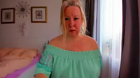 Nicole online show from February 3, 6:22 am