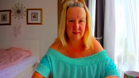 Snapshot of blonde_angel20 chatting on July 5, 3:19 pm Nicole online show from July 5, 3:19 pm
