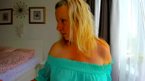 Snapshot of blonde_angel20 chatting on July 6, 5:37 am Nicole online show from July 6, 5:37 am