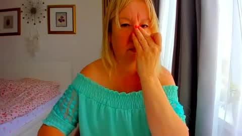 Snapshot of blonde_angel20 chatting on July 7, 5:21 am Nicole online show from July 7, 5:21 am