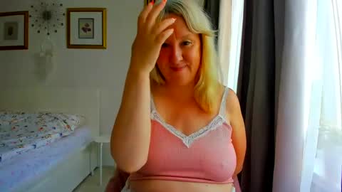 Snapshot of blonde_angel20 chatting on July 11, 5:37 pm Nicole online show from July 11, 5:37 pm