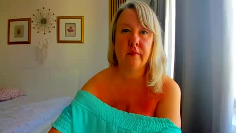 Snapshot of blonde_angel20 chatting on July 18, 5:22 am Nicole online show from July 18, 5:22 am