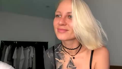 blonde_fuck_couple online show from June 15, 12:24 am