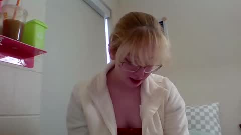 Snapshot of blonde_katie chatting on February 14, 5:57 pm Katie online show from February 14, 5:57 pm