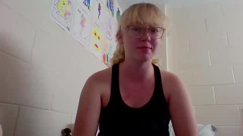 Snapshot of blonde_katie chatting on September 29, 12:27 am Katie online show from September 29, 12:27 am