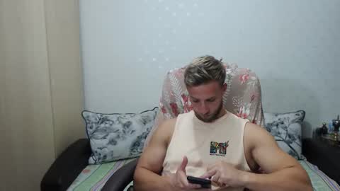 Snapshot of blondeagle chatting on October 17, 8:33 pm Mr Blond online show from October 17, 8:33 pm