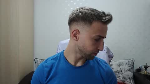 Snapshot of blondeagle chatting on November 14, 7:01 pm Mr Blond online show from November 14, 7:01 pm