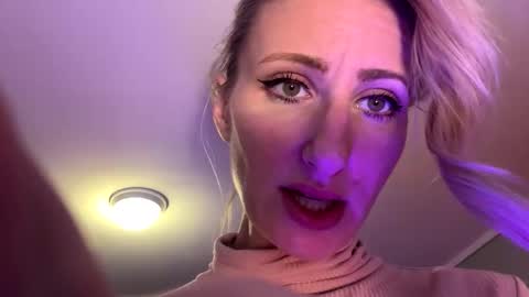 Snapshot of blondebellaaa3 chatting on November 15, 6:37 pm Gia online show from November 15, 6:37 pm