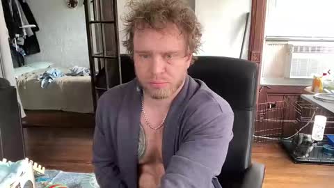 Snapshot of blondebluebear chatting on November 16, 5:18 pm blondebluebear online show from November 16, 5:18 pm