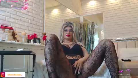 Snapshot of blondeceline chatting on June 22, 5:04 am blondeceline online show from June 22, 5:04 am