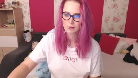 Snapshot of blondenatasha chatting on February 21, 7:54 pm Natasha online show from February 21, 7:54 pm