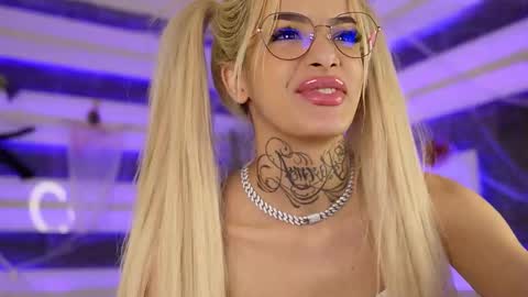 Snapshot of blondie_muller chatting on November 7, 9:04 pm blondie_muller online show from November 7, 9:04 pm