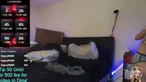 Snapshot of blondiebubblebooty chatting on June 22, 2:13 am Bubbles online show from June 22, 2:13 am