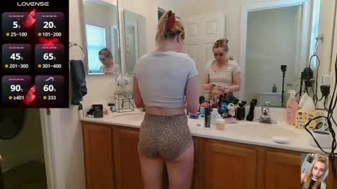 Snapshot of blondiebubblebooty chatting on July 6, 3:47 pm Bubbles online show from July 6, 3:47 pm