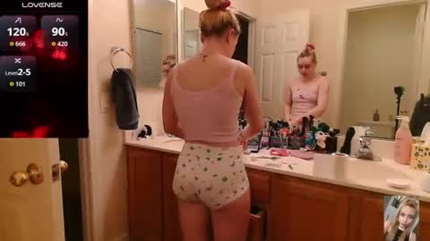 Snapshot of blondiebubblebooty chatting on July 16, 12:00 pm Bubbles online show from July 16, 12:00 pm