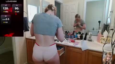 Snapshot of blondiebubblebooty chatting on July 17, 6:24 pm Bubbles online show from July 17, 6:24 pm