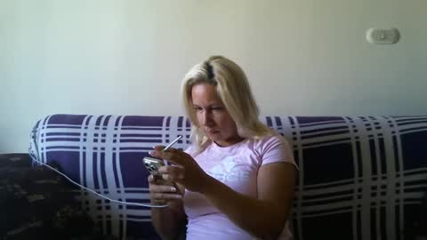 Snapshot of blondiepam23 chatting on December 23, 9:05 am BlondiePam online show from December 23, 9:05 am