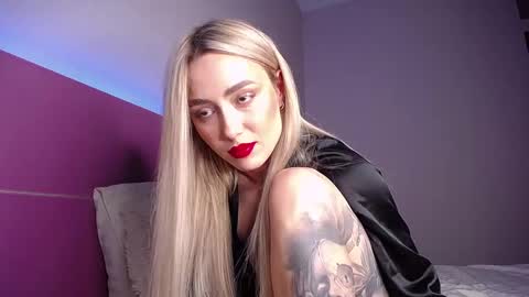 Snapshot of blondirix chatting on December 12, 9:15 pm Anna online show from December 12, 9:15 pm