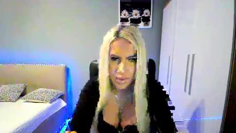 Snapshot of blondleyla chatting on November 6, 2:18 pm BlondLeyla online show from November 6, 2:18 pm