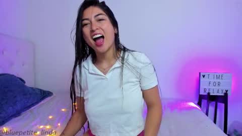 Snapshot of blue_petite chatting on February 16, 2:02 pm Linda online show from February 16, 2:02 pm