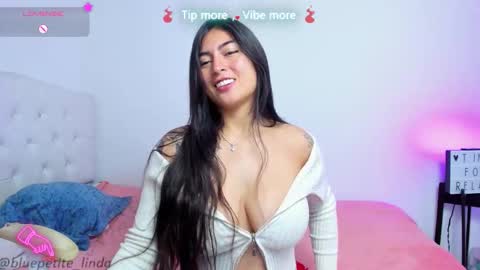 Snapshot of blue_petite chatting on February 24, 7:23 pm Linda online show from February 24, 7:23 pm