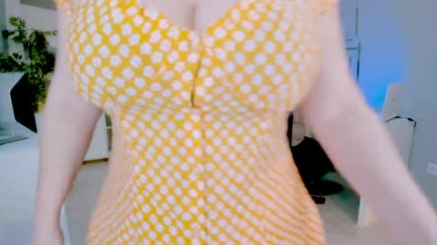 Snapshot of bluediamondsdreams chatting on May 20, 11:27 am bluediamondsdreams online show from May 20, 11:27 am