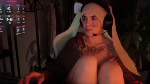 Snapshot of bluedweeb chatting on December 31, 4:38 am Blue online show from December 31, 4:38 am