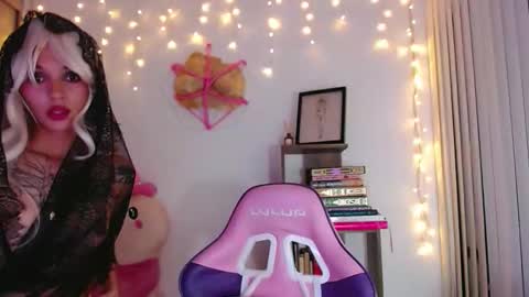 Snapshot of bluee_v chatting on March 4, 12:38 am Im Abril .. Nice to meet you thumb up me please its important INDEPENDENT MODEL online show from March 4, 12:38 am