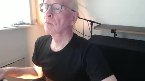 blueeyesn8 online show from October 9, 8:12 am