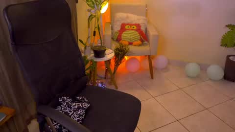 Snapshot of blueflora chatting on April 15, 6:48 pm FLORAA online show from April 15, 6:48 pm