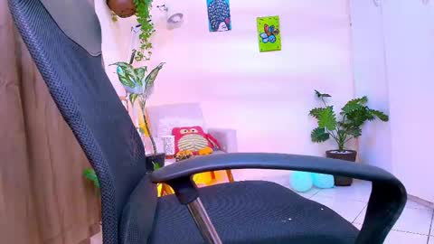 Snapshot of blueflora chatting on April 16, 7:03 pm FLORAA online show from April 16, 7:03 pm