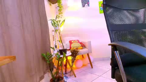 Snapshot of blueflora chatting on April 17, 1:47 pm FLORAA online show from April 17, 1:47 pm