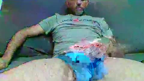 Snapshot of blueyes78 chatting on April 19, 12:33 am blueyes78 online show from April 19, 12:33 am