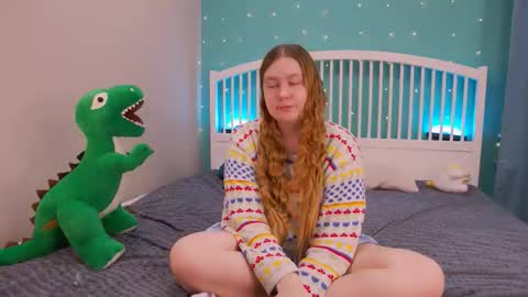 Snapshot of blush_ellie chatting on November 21, 5:06 am Ellie3 online show from November 21, 5:06 am