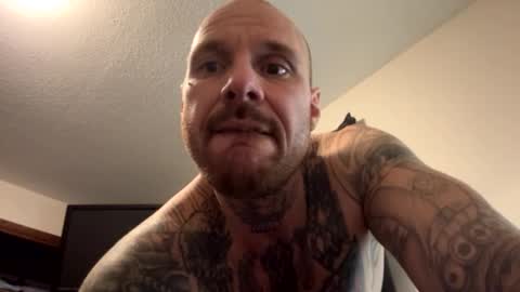 Snapshot of bodyart85_19 chatting on December 12, 6:47 am Bodyart85 19 online show from December 12, 6:47 am