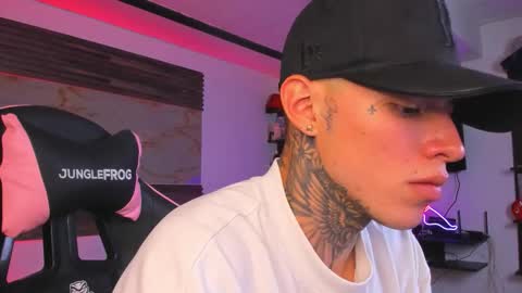 Snapshot of bonnie_bu chatting on November 17, 12:27 am becky online show from November 17, 12:27 am