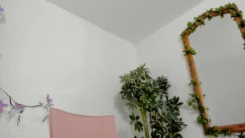 Snapshot of bonniecute_ chatting on October 14, 12:00 am online show from October 14, 12:00 am