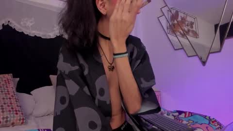 Snapshot of bonniecute_ chatting on October 18, 12:24 am online show from October 18, 12:24 am