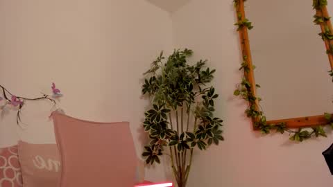 Snapshot of bonniecute_ chatting on October 23, 12:32 am online show from October 23, 12:32 am